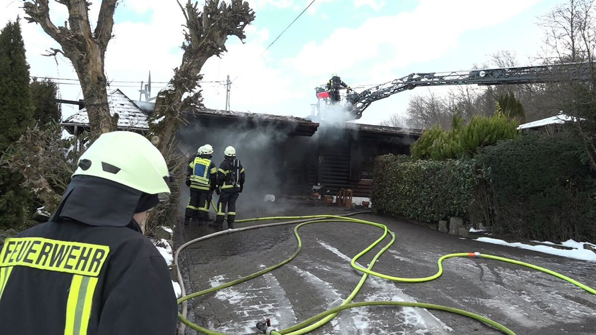 Aktualisiert: Feuerwehr rettet Bewohner aus brennendem Holzhaus