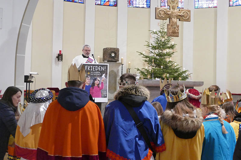 Die Sternsinger sind unterwegs und gehen von Haus zu Haus