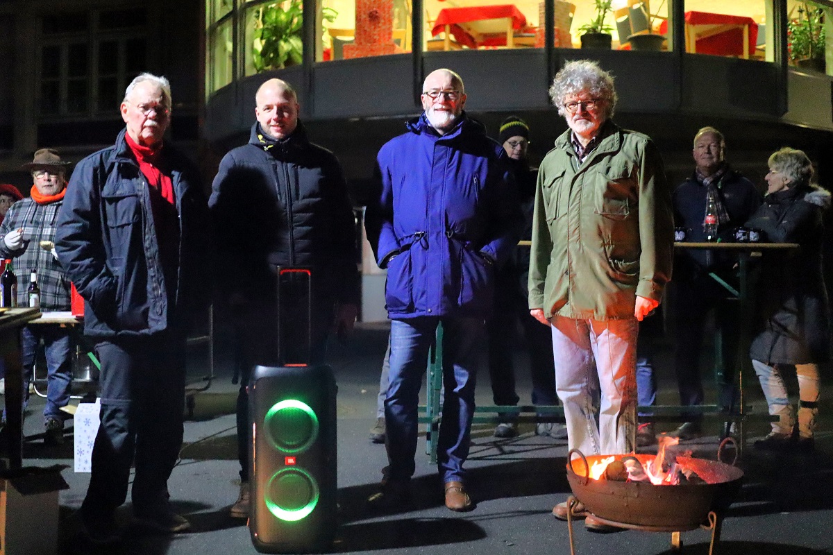 Freuten sich ber einen gelungen Abend und die bergabe einer Musikbox an Heimleiter Chris Martin (2. von links): die Vorstandsmitglieder Franz-Josef Jung, Hubert Kleppel und Uli Schmidt (von links). (Foto: Uli Schmidt)