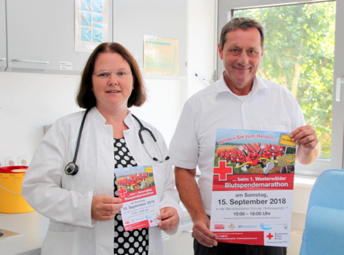 Landrat Achim Schwickert und Sarah Omar, Leiterin des Gesundheitsamtes in Montabaur, werben fr den Blutspendemarathon am 15. September in Westerburg. (Foto: DRK) 