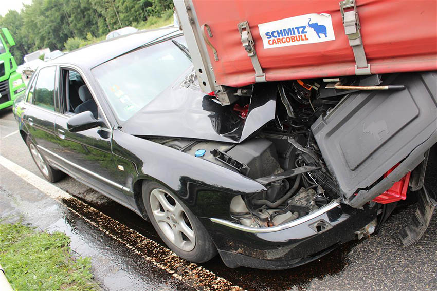 PKW fhrt unter LKW - Beifahrerin verletzt