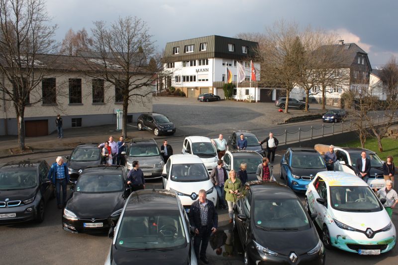 Zufrieden sind die Besitzer der E-Autos Foto: jkh