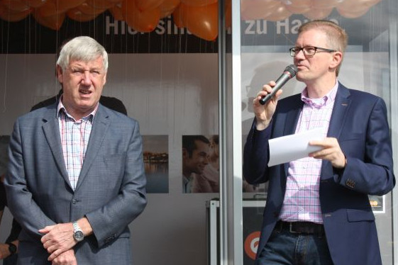 v.l. Brgermeister Hans-Dieter Kraft und Sprecher der evm, Marcelo Peerenboom, freuen sich ber den gut besuchten Tag der Offenen Tr im Windpark in Hhn. Foto: jkh