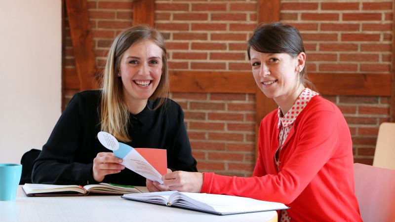 Petra Litt (links) und Julia Lser im Gesprch. Foto: privat