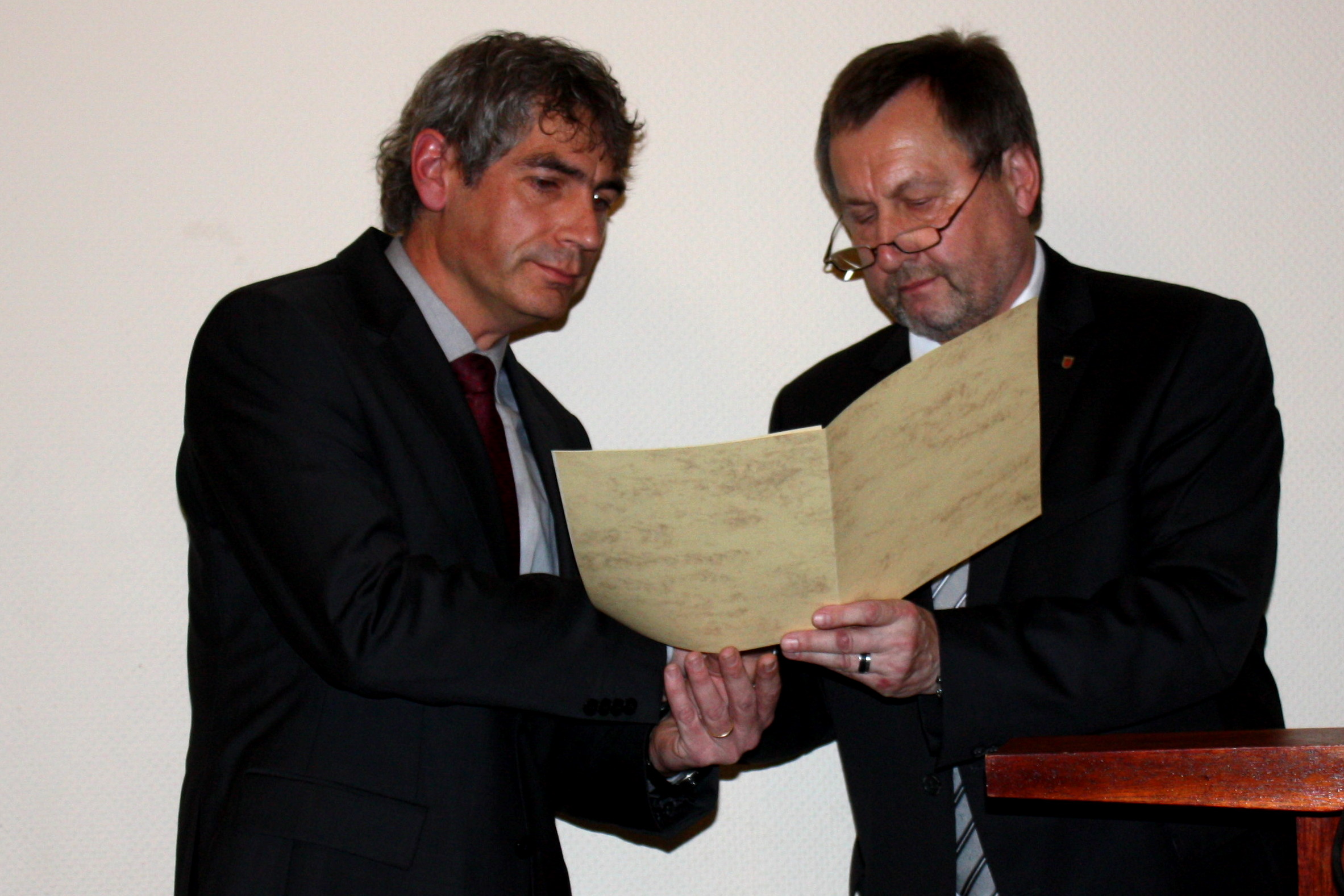 Rainer Buttstedt (rechts) bergibt Dietmar Henrich die Ernennungsurkunde Foto: jkh