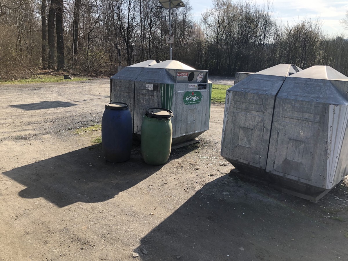 Illegale Entsorgung von Kunststofff�ssern (Fotos: Samuel Reuber/Verbandsgemeindeverwaltung Altenkirchen-Flammersfeld)