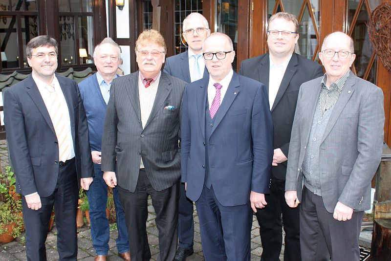 Der CDU Kreisvorstand mit dem Gastredner v.l. Vorsitzender Dr. Josef Rosenbauer, Landrat Michael Lieber, Elmar Brok, MdL Peter Enders, Fraktionssprecher Tobias Gerhardus und Mdl Michael Wschenbach Foto: jkh