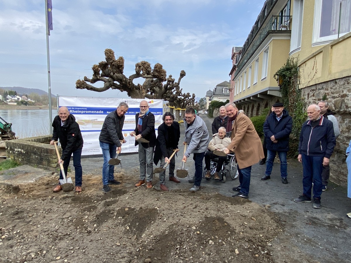 Mit dem offiziellen Spatenstich am 20. M�rz starteten die Bauarbeiten f�r die Neugestaltung der Unkeler Rheinpromenade. Foto: Kulturstadt Unkel/Simone Schwamborn