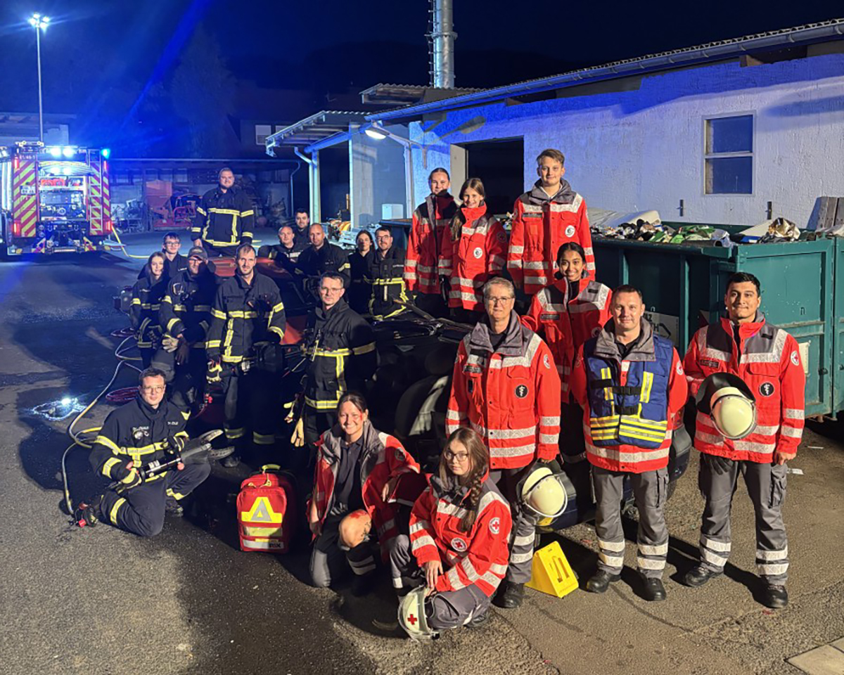 Frontalzusammensto als bung: Feuerwehr und DRK proben den Ernstfall
