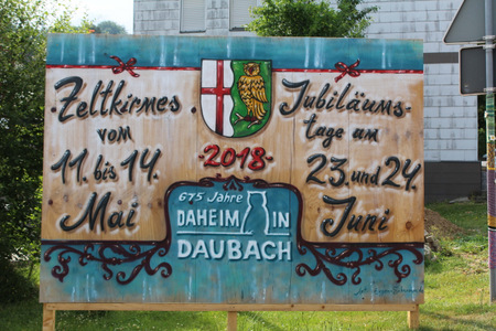 Die groen Holzschilder am Dorfeingang machen schon seit Monaten auf das Jubilumswochenende aufmerksam. Gestaltet wurden sie von Knstler Eugen Schramm. (Foto: privat)