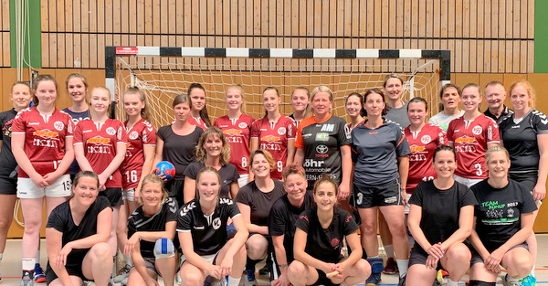 Ehemalige und Aktive trafen sich, spielten Handball und feierten das Wiedersehen an alter Wirkungssttte. (Foto: Verein)