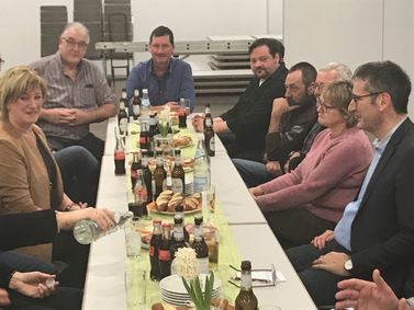 Bei seinem Besuch Anfang des Jahres war der SPD-Abgeordnete Henrik Hering (rechts) beeindruckt, wie gut sich das Vereinsleben in Girkenroth gestaltet und wieviel das Dorfgemeinschaftshaus unter der Woche genutzt wird. (Foto: privat)