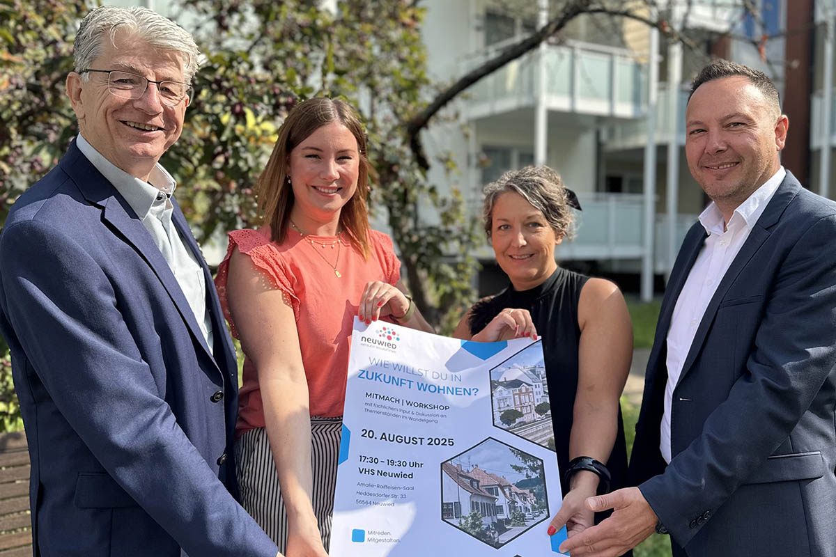 Beigeordneter Ralf Seemann (von links), Projektleiterin Alessa Strubel, Bauamtsleiterin Nina-Porz und GSG-Geschftsfhrer David Meurer laden herzlich zum Brgerworkshop Zukunft Wohnen ein. Foto: Stadt Neuwied / Ulf Steffenfauseweh 