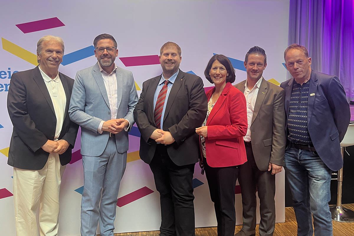 Von links: Dr. Dietrich G. Rhle (Fraktionsvorsitz Stadtrat Neuwied), Justizminister Philipp Fernis, MdL Stefan Thoma, Verkehrsministerin Daniela Schmitt, MdL Steven Wink, Stefan Puderbach (FDP-Vorsitz Stadt Neuwied). Foto: FDP