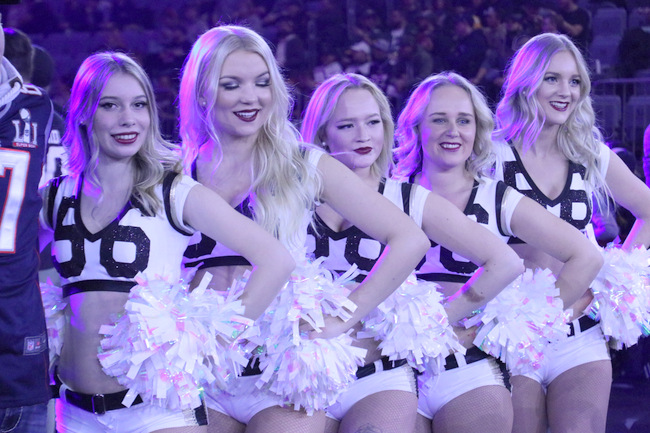 Groe Ehre: Heavenly Force Dancers bei Super Bowl-Party in Kln 