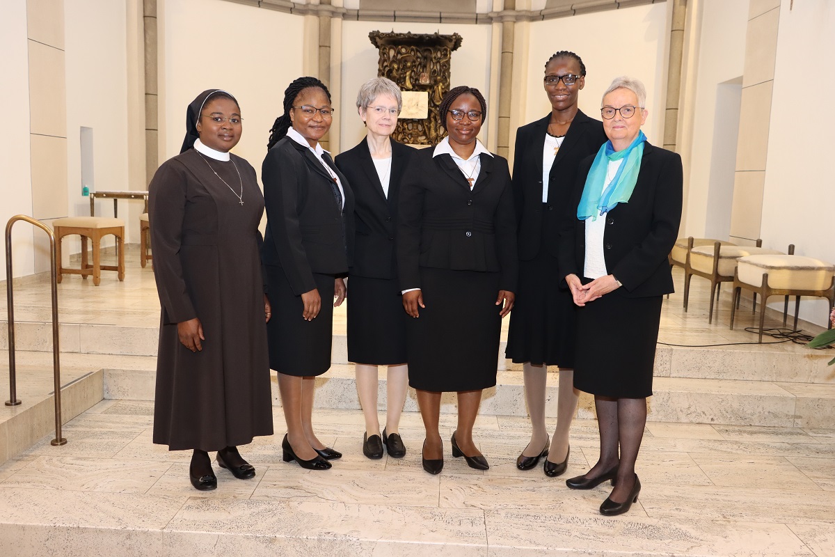 Freuen sich, ber die neue Novizin Schwester Michelle Fagnon (2. von links) und die beiden Postulantinnen Chimne Seriki (3. von rechts) und Christelle Dossou (2. von rechts): Formationsleiterin Schwester M. Diane Tobossi (links), Generalrtin Schwester M. Michaele Rohde (3. von links) und Generaloberin Schwester Edith-Maria Magar (rechts). (Foto: Andrea Schulze)