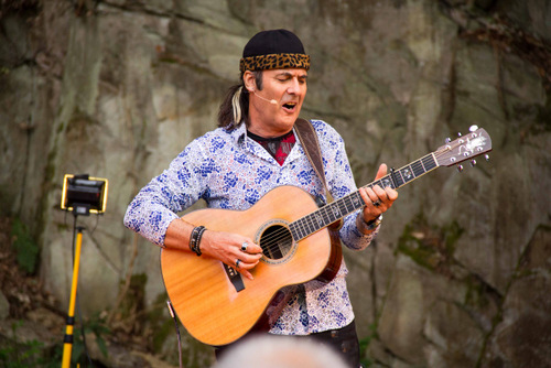 Marcel Adam sang sich in die Herzen der Besucher. (Foto: Michael Voss)