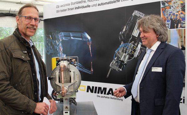 Nimak-Entwickler Bernd Rdder (rechts) fachsimpelt mit Professor Dr.-Ing. Sven Jttner von der Universitt Magdeburg. (Foto: Nimak GmbH)