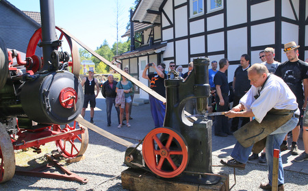 Bereits zum 4. Mal trafen sich die Mitglieder des Schmiedeforums Schmiede das Eisen auf dem Gelnde des Freudenberger Technikmuseums zum Schmiedetreffen. (Foto: Technikmuseum Freudenberg)