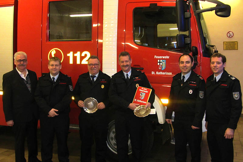 Ende der aktiven ra bei der Feuerwehr St. Katharinen: Hans-Willi Stber (3.v.l.) und Rainer Hessler (4.v.l.) werden von Ortsbrgermeister Willi Knopp, stellvertretendem Wehrfhrer Christoph Schwappacher, Wehrfhrer Tobias Schaarschmidt und Wehrleiter Thomas Nelles (v.l.) nach ber 35 Jahren aktivem Dienst in den wohlverdienten Feuerwehrruhestand entlassen. (Foto: Feuerwehr)