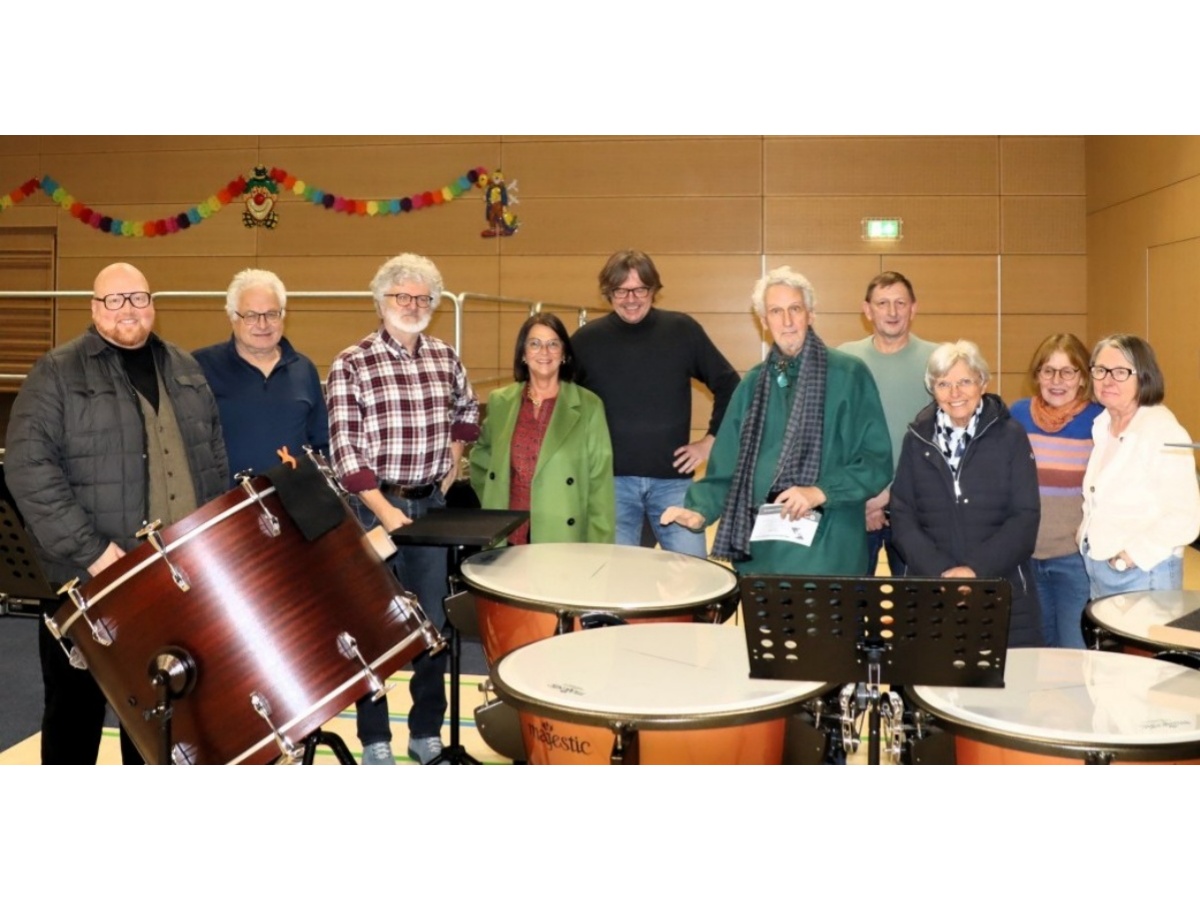 Durften beim Aufbau f�r den Probefreitag des Musikvereins Holler dabei sein: einige der aktiven Kulturschaffenden des Netzwerks MT-Kulturtreff. (Foto: Georg Poell)