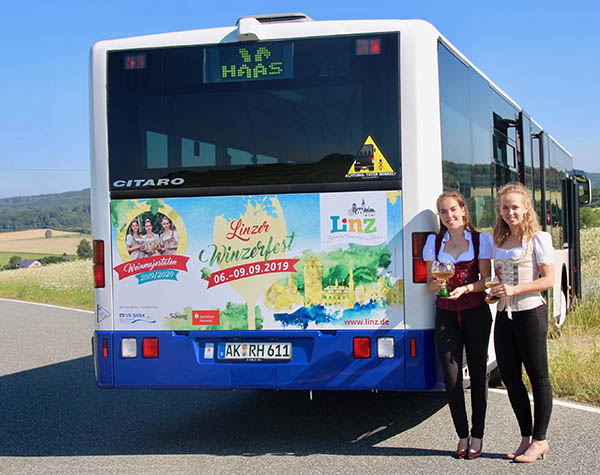 Das hbsche Linzer Weintrio ziert einen Bus im Westerwald