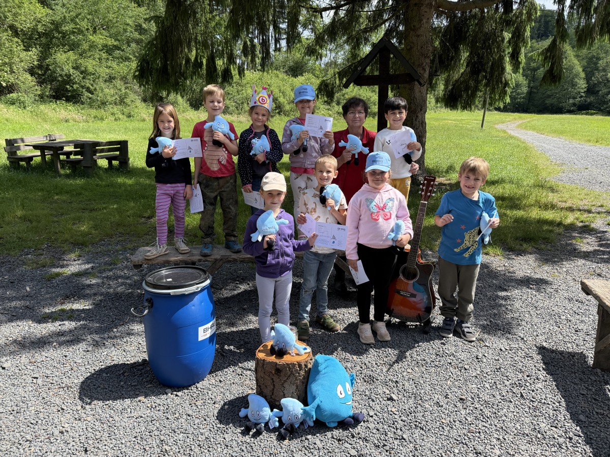 Schukis der Katholischen KiTa St. Bartholom�us mit Projektleiterin M.-E. Loevenich im Pfaffenbachtal (Foto: BHAG)