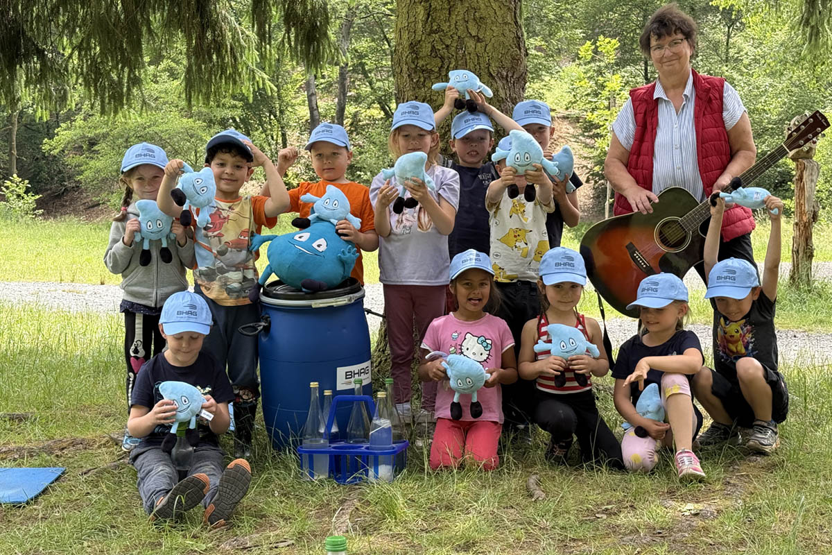 Vorschulkinder der Ev. Kita Neustadt/Wied mit BHAG-Projektleiterin M.-E. Loevenich im Pfaffenbachtal/Windhagen. Foto: Sonja Esser (KiTa Neustadt/Wied)
