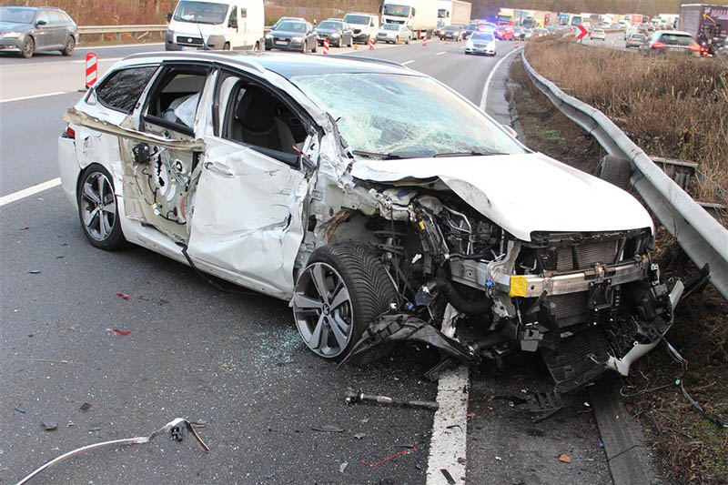 Durch rcksichtsloses Auffahren auf Autobahn Unfall verursacht 