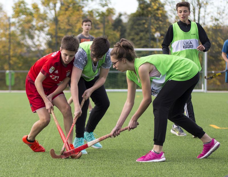 Kunstrasenplatz mit Schulsport und Spiel der A-Jugend erffnet