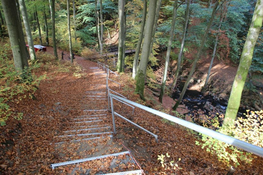 Um das Naturerlebnis angenehm und sicher zu gestalten, hat die Verbandsgemeinde Westerburg jetzt eine neue Treppe auf der Gemndener Seite installiert. (Foto: Martin Rudolph) 