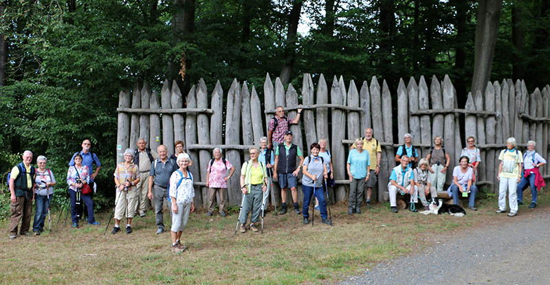 Die Wanderfreunde vor der Pfahlwand auf dem Wller Schnippel. Foto: privat