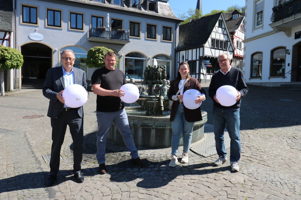 Von links: Stadtb�rgermeister Helmut Muthers, Thomas Bodenlos (Betriebsleiter), Anna Baars (1. Vorsitzende Schwimm-Club Linz 1922 e.V.) und Michael Schneider (Beigeordneter) freuen sich auf die Schwimmbader�ffnung am 1. Mai.
Foto: Tourist Information der Stadt Linz / Katharina Frings