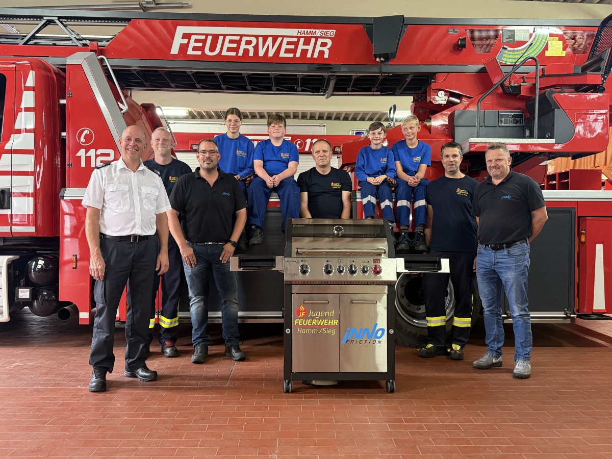 Inno Friction GmbH spendet Gasgrill an Jugendfeuerwehr Hamm (Sieg)
