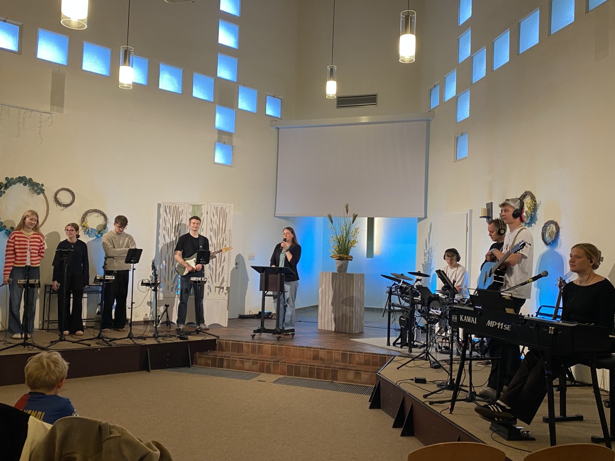 Acht jugendliche Musiker gestalteten den Gottesdienst in der Kirche im
Westerwald in W�lmersen. Demn�chst soll das Projekt des vergr��erten
Neubaus im Driescheider Weg in Altenkirchen realisiert werden, damit, so
der Plan, Ostern 2027 dort gefeiert werden kann.
Foto: Werner Klak