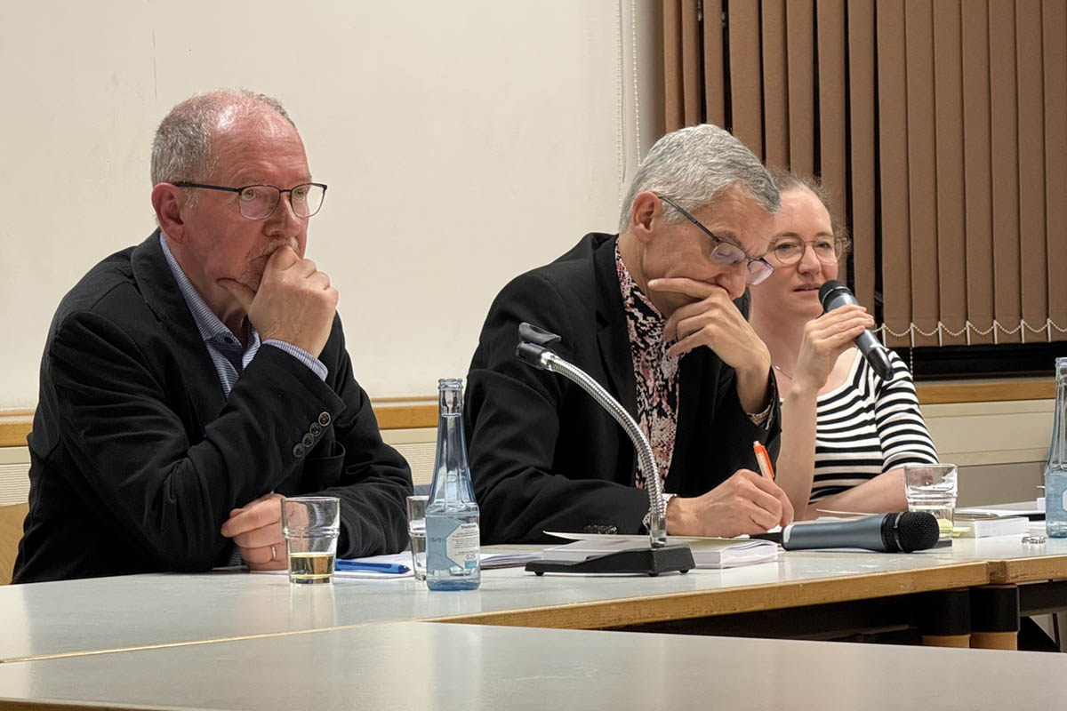 Von links: Josef Freise, EIRENE-Gesch�ftsf�hrer Ali Al-Nasani und Caroline Wiegand (Vorstand von pro peace). Foto: Wolfgang Rahn