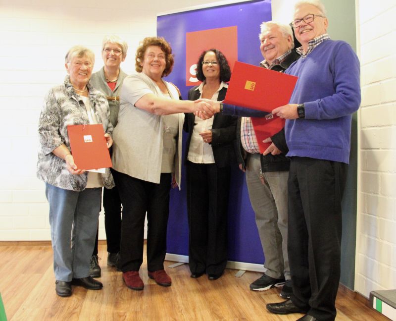 Gabi Weber MdB, Harald Schweitzer und Sylvia Bijjou-Schwickert gratulierten Ruth Pohl (1. von links), Ursula Rcker (3. von links) und Ewald Gnther (5. v. l.) zum Parteijubilum. Foto: privat