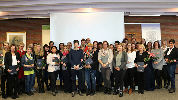 Freudig und stolz nahmen die Absolventen der Katharina Kasper Akademie ihre Diplome entgegen. Foto: privat