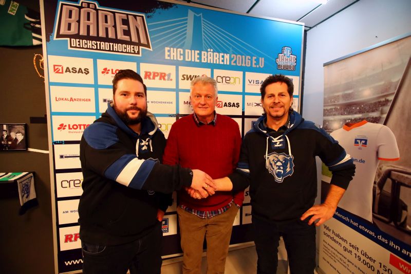 Auf eine erfolgreiche Zukunft: EHC-Manager Carsten Billigmann (links) und der Vorsitzende Uli Gnster (rechts) begren den neuen Bren-Trainer Leos Sulak. Foto: Verein