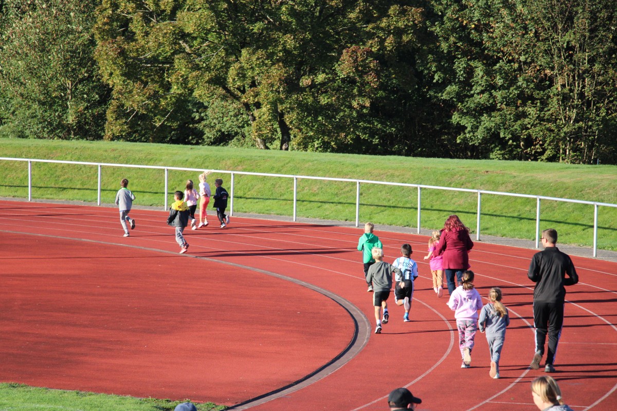 Runde f�r Runde zum Zirkusprojekt: Anfeuernde Eltern, Geschwister, helfende H�nde und Lehrkr�fte sorgten auch noch zum Ende des Laufs hin f�r einen wichtigen Motivationsschub (Foto: Jana Richartz)
