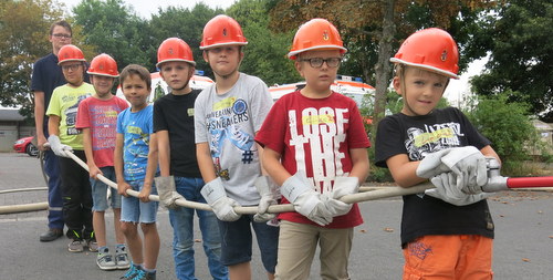 Gemeinsames Feuerlschen.(Foto: Jugendpflege der VG Selters)