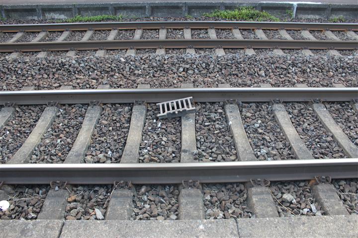 Schachtabdeckung im Gleisbett im Bahnhof Erpel. Foto: Polizei