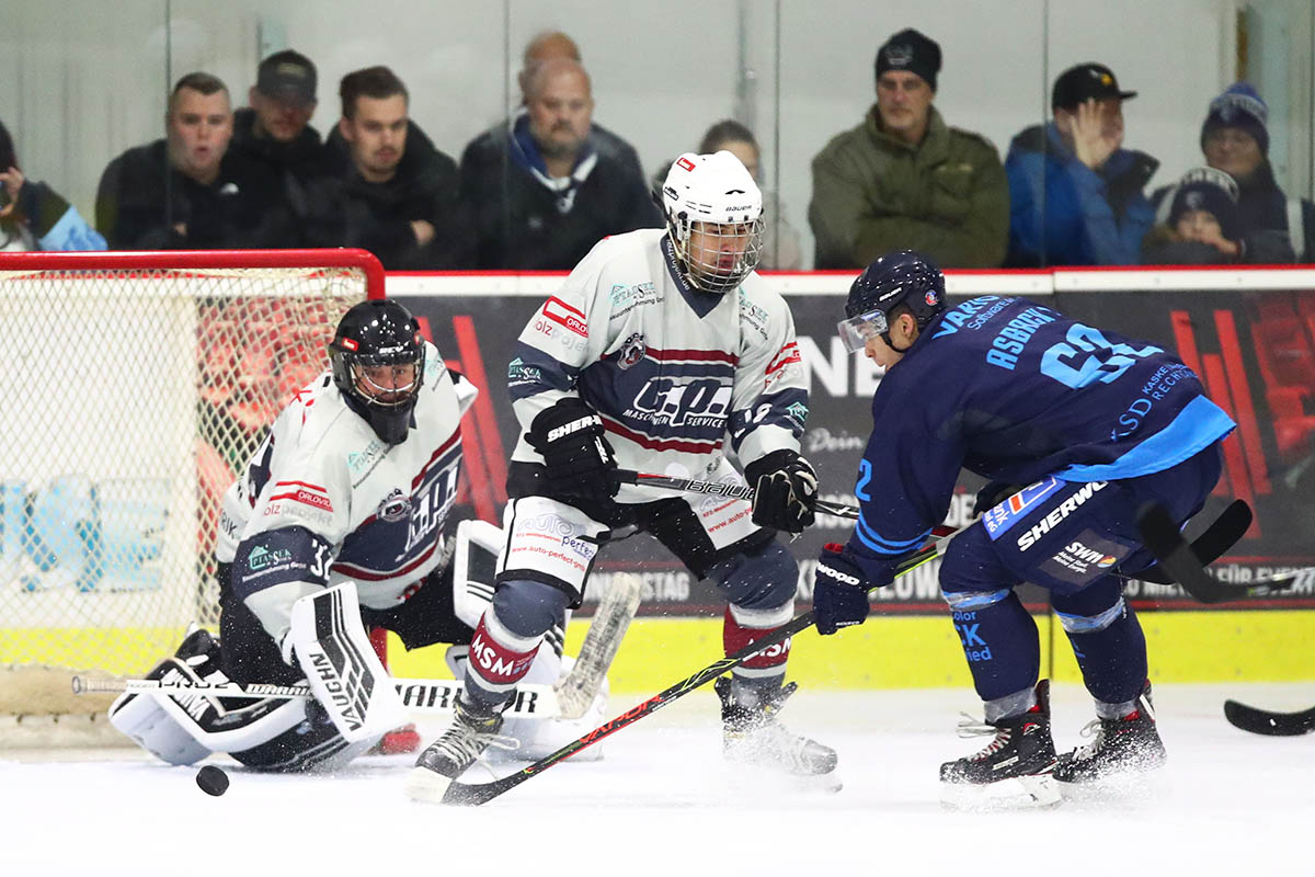 Bjrn Asbach (rechts) war der erste Torschtze im Icehouse nach ber anderthalbjhriger Spielpause. Foto: Verein
