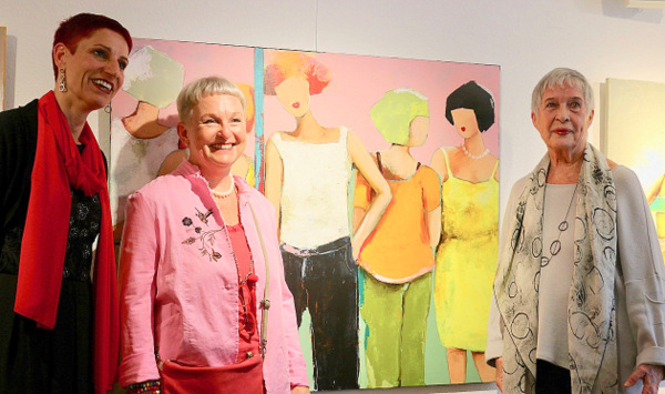 Erffnungsfeier der Ausstellung Malerei im Farbenrausch mit der Sopranistin Manuela Meyer (Niederfischbach), der Knstlerin Anne L. Strunk (Daaden) und Dr. Ingrid Leopold vom Freudenberger 4Fachwerk-Museum. (Foto: privat) 