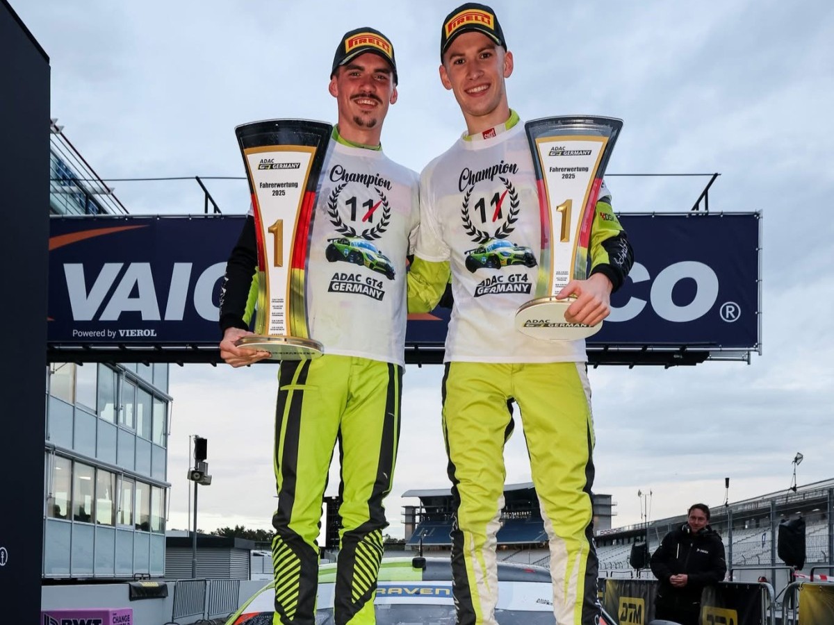 Jay Mo und Enrico Frderer sichern sich nicht nur die Juniormeisterschaft, sondern auch den Meistertitel der ADAC GT4 Germany (Foto: Stephanie Frderer)