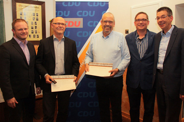 Mitgliederehrung bei der CDU Heimbach-Weis/Block (von links nach rechts): Brgermeister Jan Einig, Jubilar Anton Preussiger, Jubilar Fred Brock, Ortsverbandschef Markus Blank und Fraktionsvorsitzender Martin Hahn. Foto: Privat