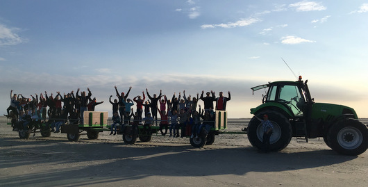 Mit dem Trecker der Sonne entgegen: Im Sommer 2018 besuche die Ameland-Freizeit KJ Bruche zum 42. Mal die niederlndische Insel. (Foto: KJ Bruche) 