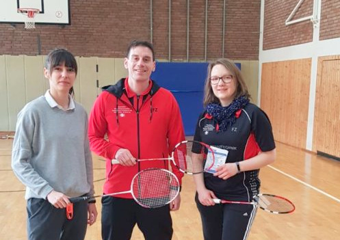 Beim Badminton-Aktionstag an der Pestalozzi-Grundschule in Altenkirchen: (von links) Oliwia Zimniewska, Harald Drumm und Laura Hhn. (Foto: BCA)