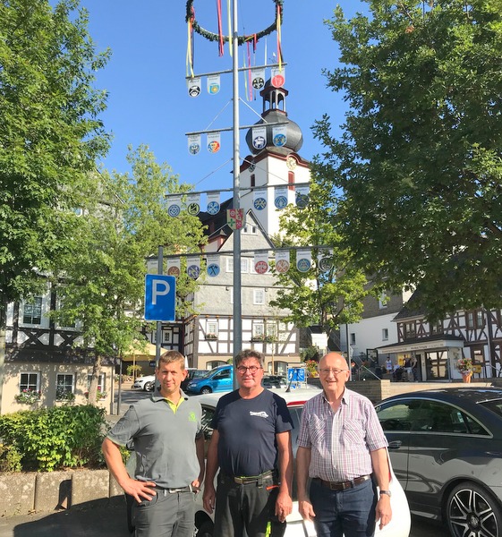 Brachten den Daadener Zunftbaum auf Vordermann: (von links) Andr Ermert, Manfred Rosenkranz und Friedrich Heidrich. (Foto: Aktionskreis Daaden)