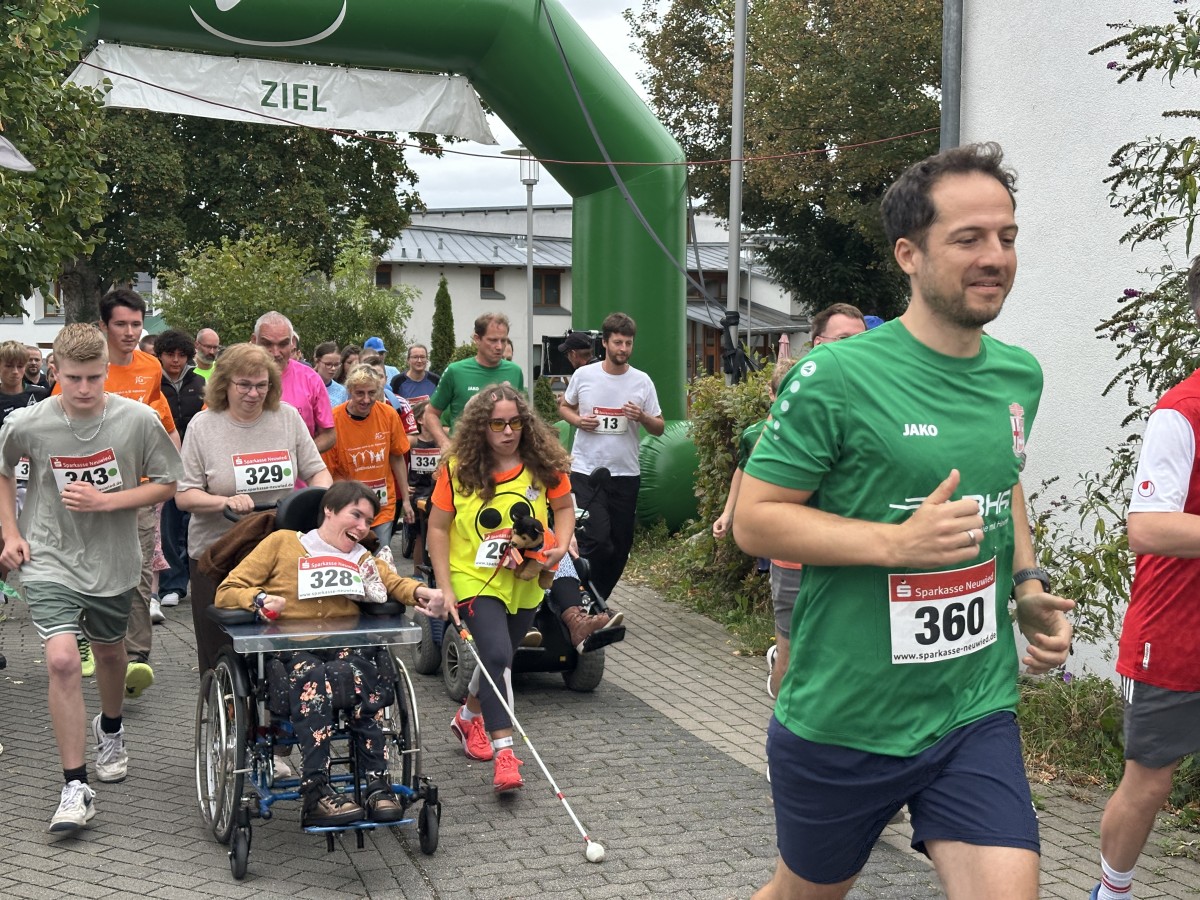 �ber 100 Teilnehmer nahmen am Inklusionslauf beim Sommerfest teil (Foto: Julia Steffenfauseweh)